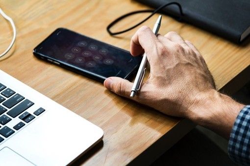 Truffa telefonica sui cellulari, la denuncia di una cittadina: «Mi scalavano ogni settimana 5 euro, mai installato nessun servizio»