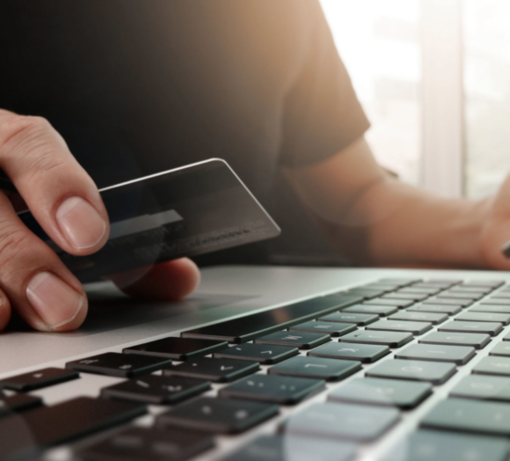 Paga la vacanza con la carta di credito della ex