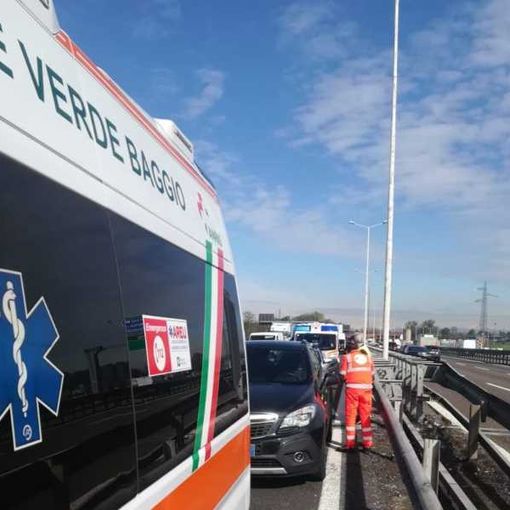 Tamponamento in Tangenziale Ovest: tre auto coinvolte e due feriti