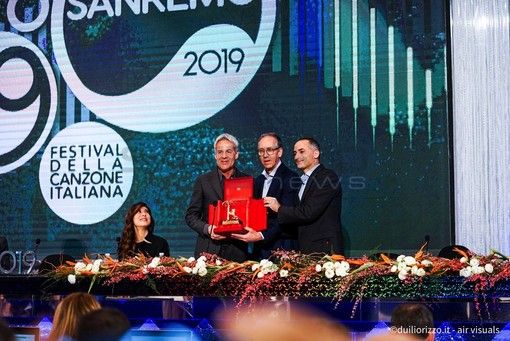 La consegna del premio in sala stampa all'Ariston (Foto Duilio Rizzo)