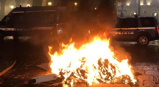 Guerriglia e bombe carta a Torino: 7 arresti e 2 denunce alla manifestazione anti-coprifuoco. Feriti due poliziotti