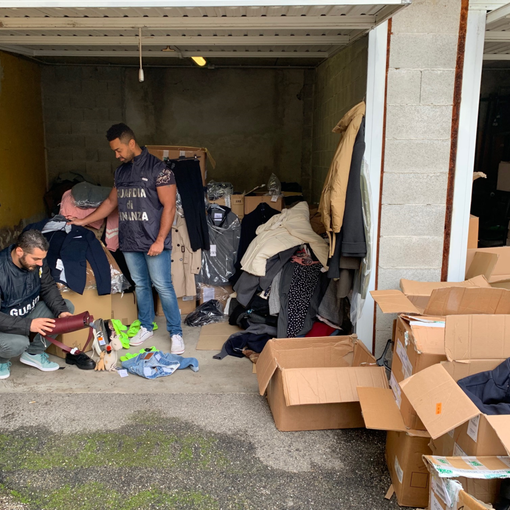 Pavese: sequestrati 1700 capi di abbigliamento rubati, denunciato un uomo per ricettazione
