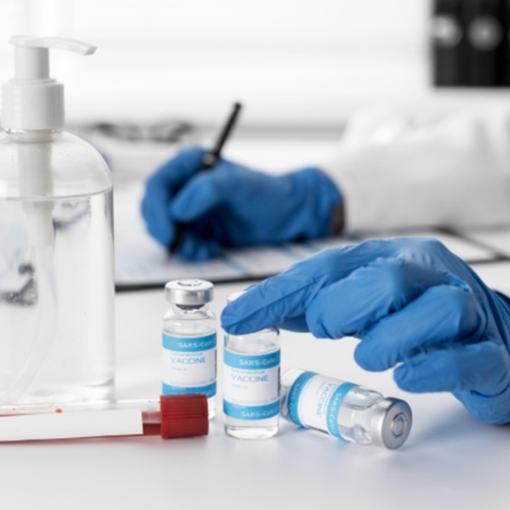 Richiamo vaccino Covid: dalla febbre ai dolori muscolari, ecco i sintomi indicati da Aifa