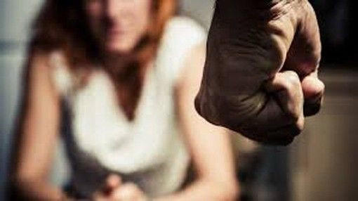 Picchia la compagna con un frullatore, arriva la polizia e la trova coperta di sangue