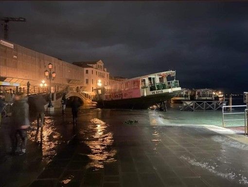 La foto simbolo del disastro che ha colpito Venezia postata dal governatore Luca Zaia