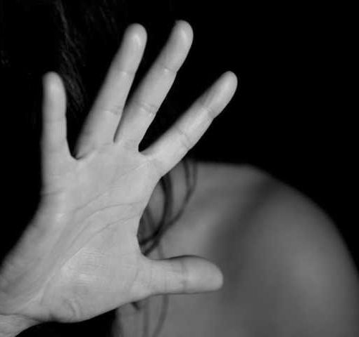 Abbiategrasso, parla la donna rapinata: “Mi hanno picchiata, sono stati secondi terribili”