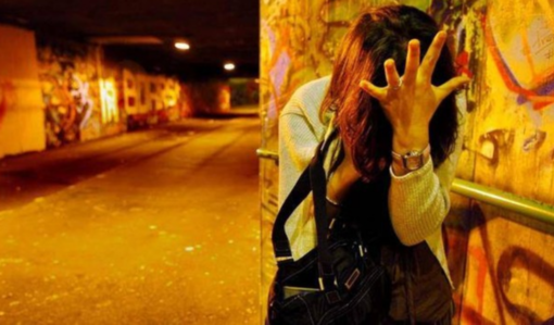 Blocca in strada una ballerina, la picchia e tenta la violenza