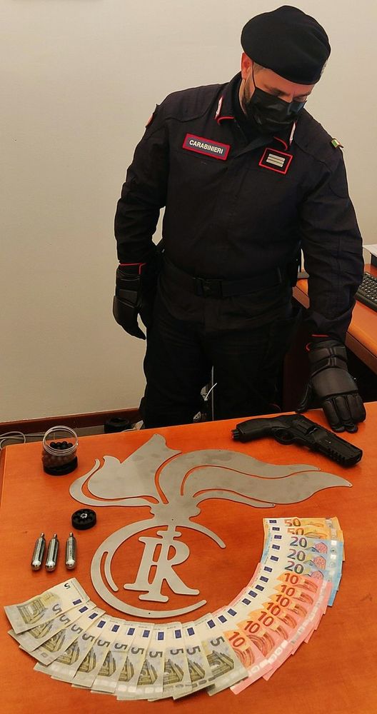 Casorate Primo: minacciano con una pistola a gas il titolare di una farmacia per farsi consegnare l'incasso, un arresto e una denuncia Casorate Primo: minacciano con una pistola a gas il titolare di una farmacia per farsi consegnare l'incasso, un arresto e una denuncia