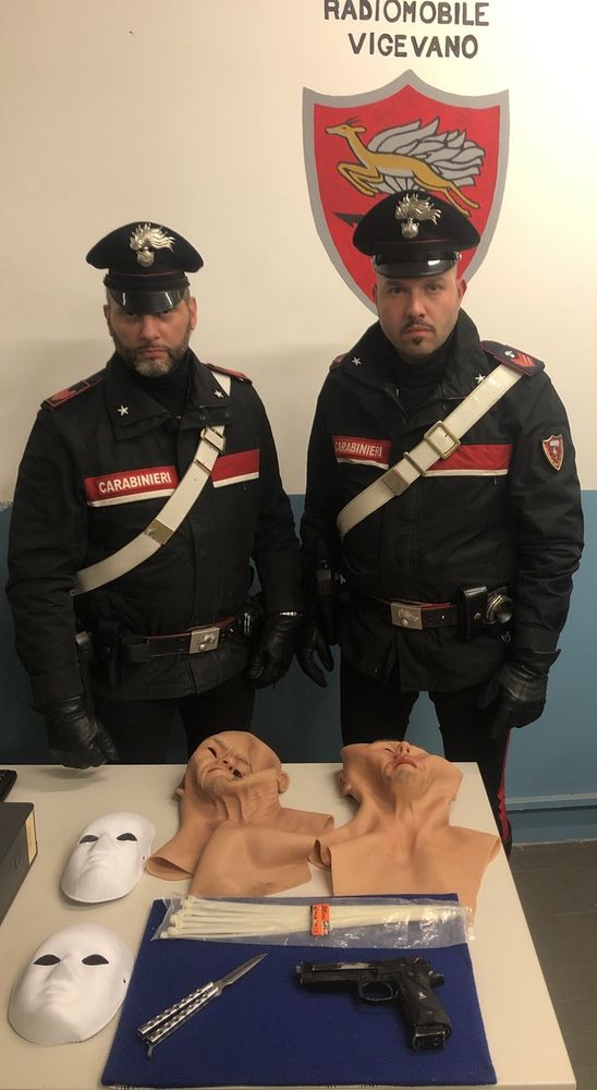 Vigevano: scene da far west in pieno centro, mascherati e armati hanno rapinato la gioielleria “Boffini”, ma sono stati immediatamente arrestati dai carabinieri