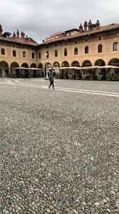 Ma si può uscire a prendere una boccata d'aria? Non c'è un divieto di passeggiata ma il consiglio è di restare in casa