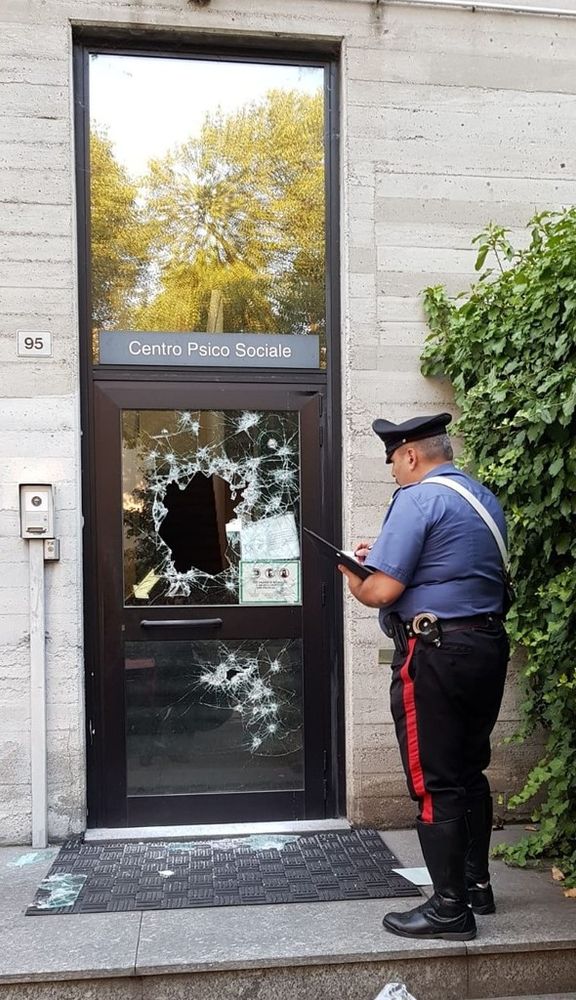 Pavia, colpisce a martellate la porta dell'Asl insoddisfatto dalle cure ricevute Pavia, colpisce a martellate la porta dell'Asl insoddisfatto dalle cure ricevute