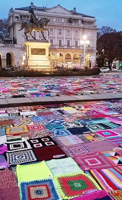 (FOTO) Novara: piazza Martiri tappezzata di coperte colorate per la lotta contro la violenza sulle donne (FOTO) Novara: piazza Martiri tappezzata di coperte colorate per la lotta contro la violenza sulle donne