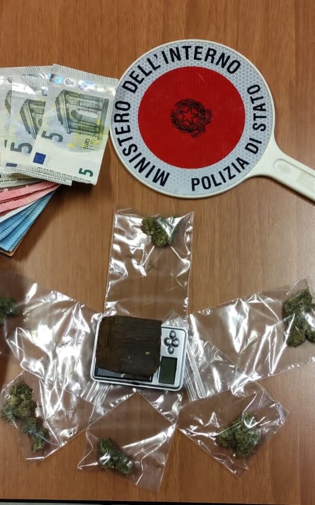 Pavia: market della droga in condominio, in manette un pusher 31enne Pavia: market della droga in condominio, in manette un pusher 31enne