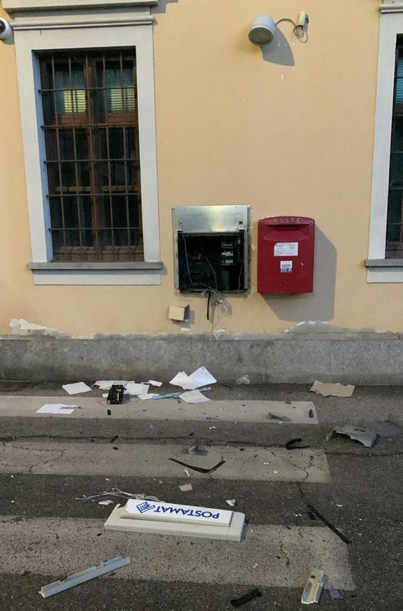 Il Postamat preso d'assalto dai banditi in via Cattaneo