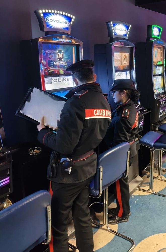 Controlli dei carabinieri sul territorio provinciale per la prevenzione del gioco d'azzardo: chiusi tre esercizi, scattano sanzioni per 150mila euro
