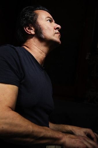 Andrea Giraudo, cantautore cuneese, in esibizione a Milano