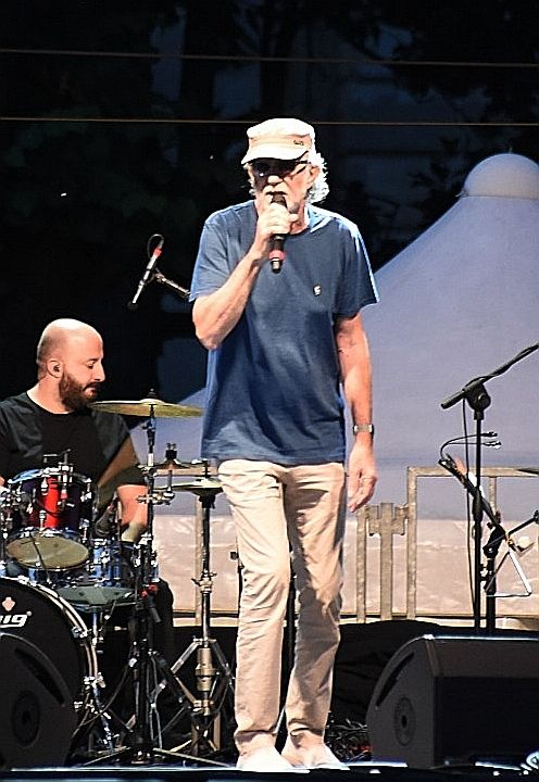 Vigevano, Il "Principe" De Gregori affascina il Castello Sforzesco Vigevano, Il "Principe" De Gregori affascina il Castello Sforzesco