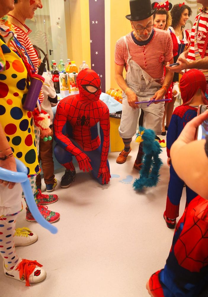 Pavia: carnevale in ospedale, Truck in maschera per i bambini ricoverati