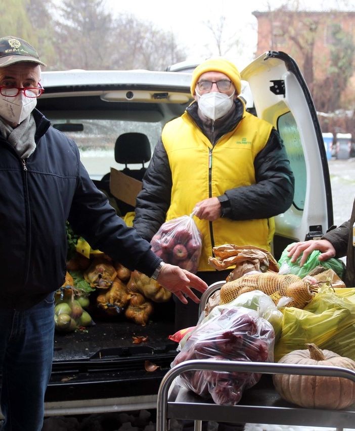 Covid, raccolti 4 quintali di cibo  con la “spesa sospesa” ai mercati Coldiretti