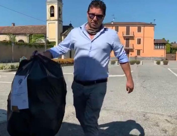 Sant'Angelo: rifiuti abbandonati in un luogo abusivo, il sindaco Grossi li riporta al mittente