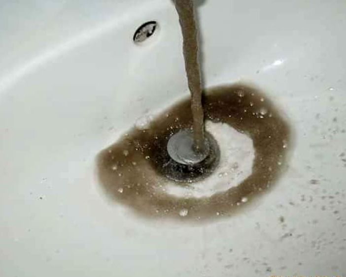 Pavia: acqua marrone dai rubinetti. I cittadini del Ticinello sono esasperati