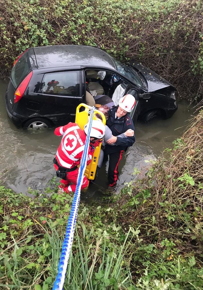 Marzano: finisce con l'auto in un canale pieno d'acqua, in gravi condizioni una 54 enne