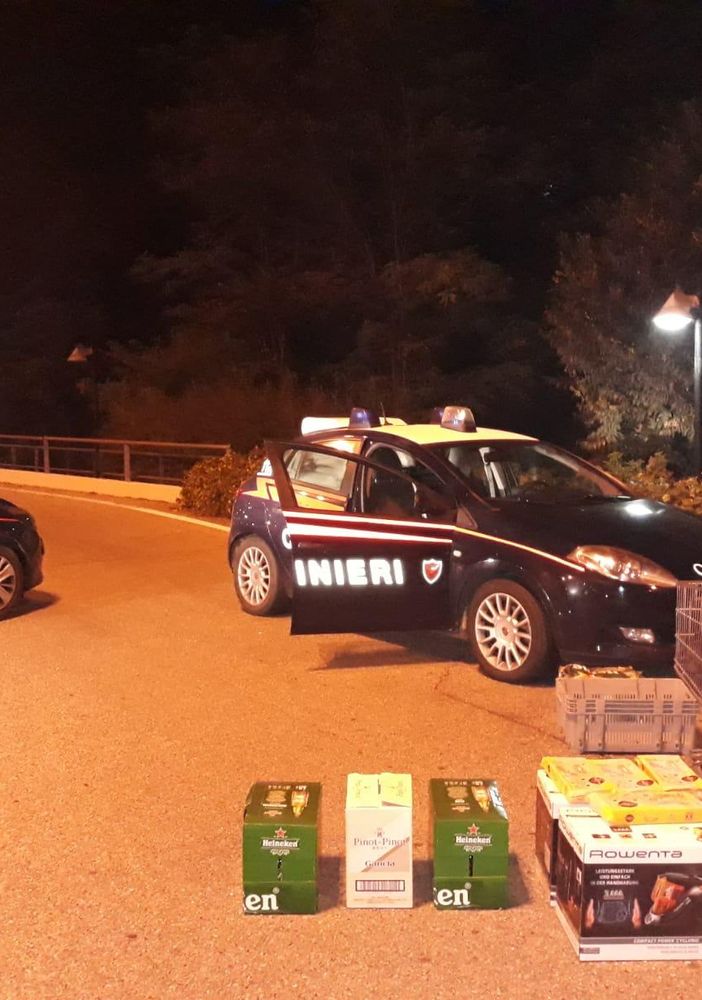 Vigevano: tentano di rubare generi alimentari all'Esselunga, arrestato un 19 enne