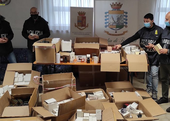 Profumi taroccati per centomila euro: maxisequestro messo a segno da Fiamme Gialle e Polizia