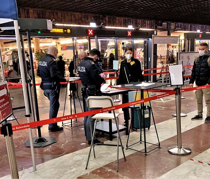 Esodo, autostrade, stazioni e aeroporti blindati