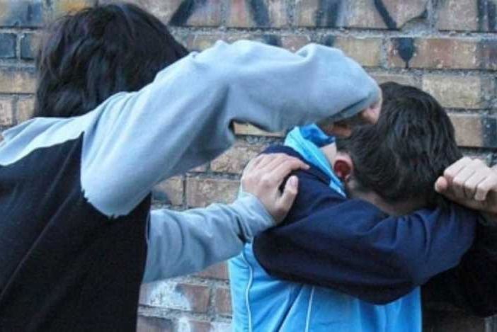Abbiategrasso, le minacce terribili della baby gang: “Dammi i soldi se no ti accoltello” e “Facevi il Totò Riina a scuola, tira fuori i c. adesso!”