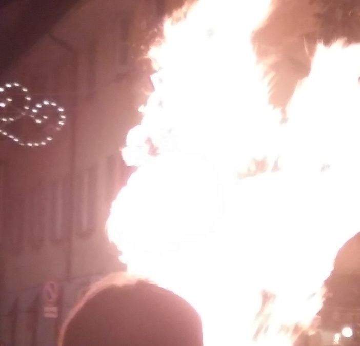 (FOTOGALLERY) Vigevano, un successo di pubblico per il tradizionale rogo del Diavolo di San Bernardo