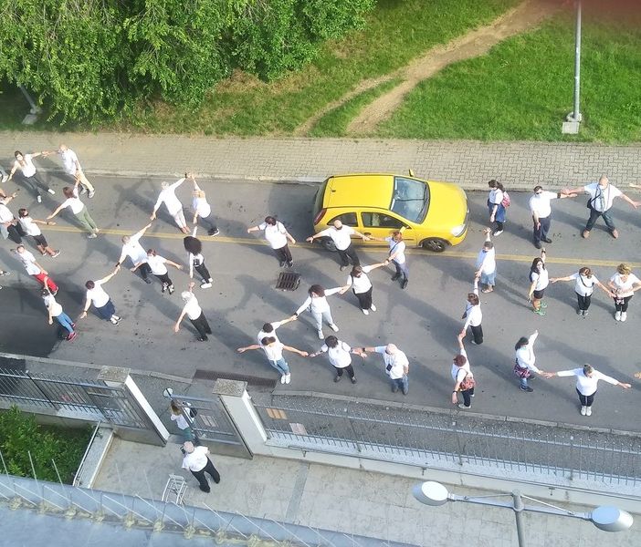 Vigevano: flashmob dell'associazione Angeli Colorati per ringraziare tutto il personale dell’istituto clinico Beato Matteo impegnato nella lotta al Covid-19