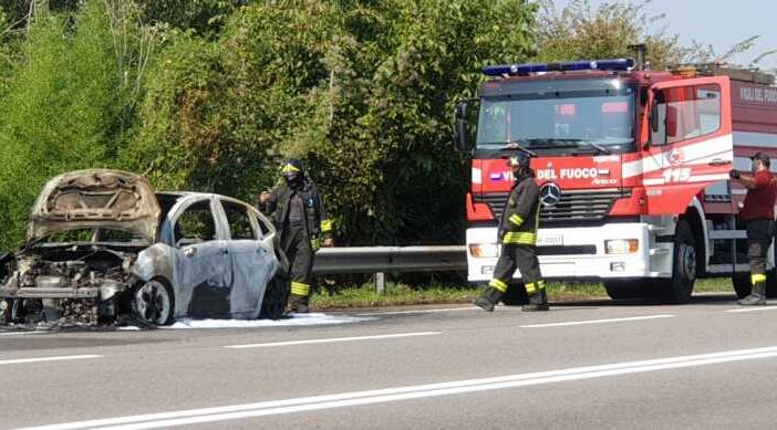 Magenta: auto in fiamme sul cavalcavia vicino all’Iper