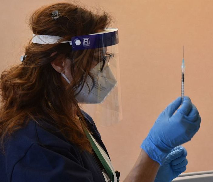Via libera dell'Aifa al vaccino AstraZeneca