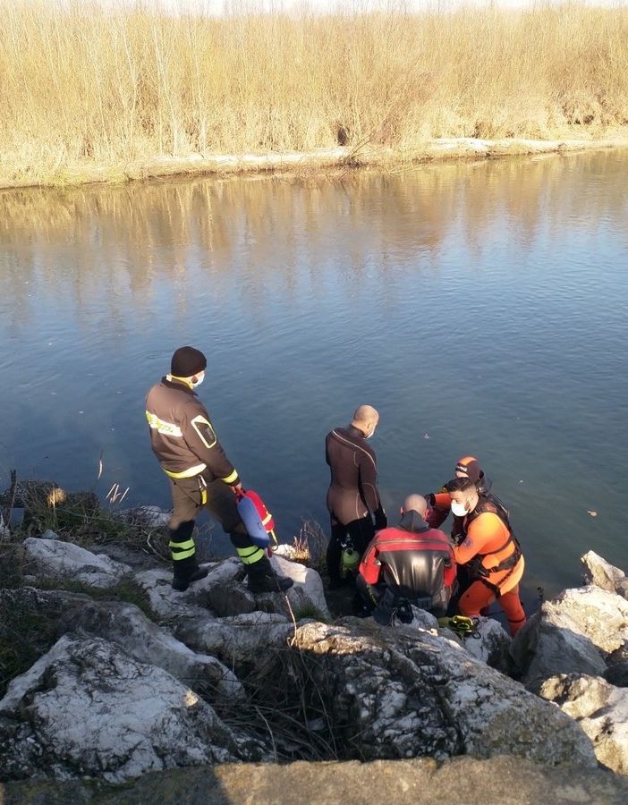 Vigevano, le immagini delle ricerche del corpo del camionista scomparso