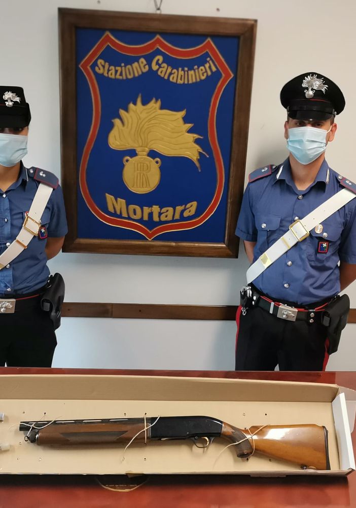 Mortara: trovato con un fucile rubato nel bagagliaio dopo un incidente stradale, in manette un 24enne