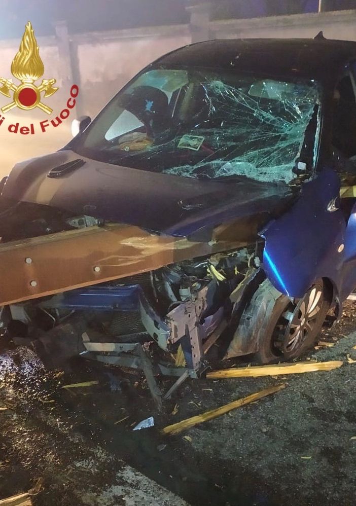 Gravellona: esce di strada con l'auto in via XX Settembre, 65enne trasportato al San Matteo di Pavia