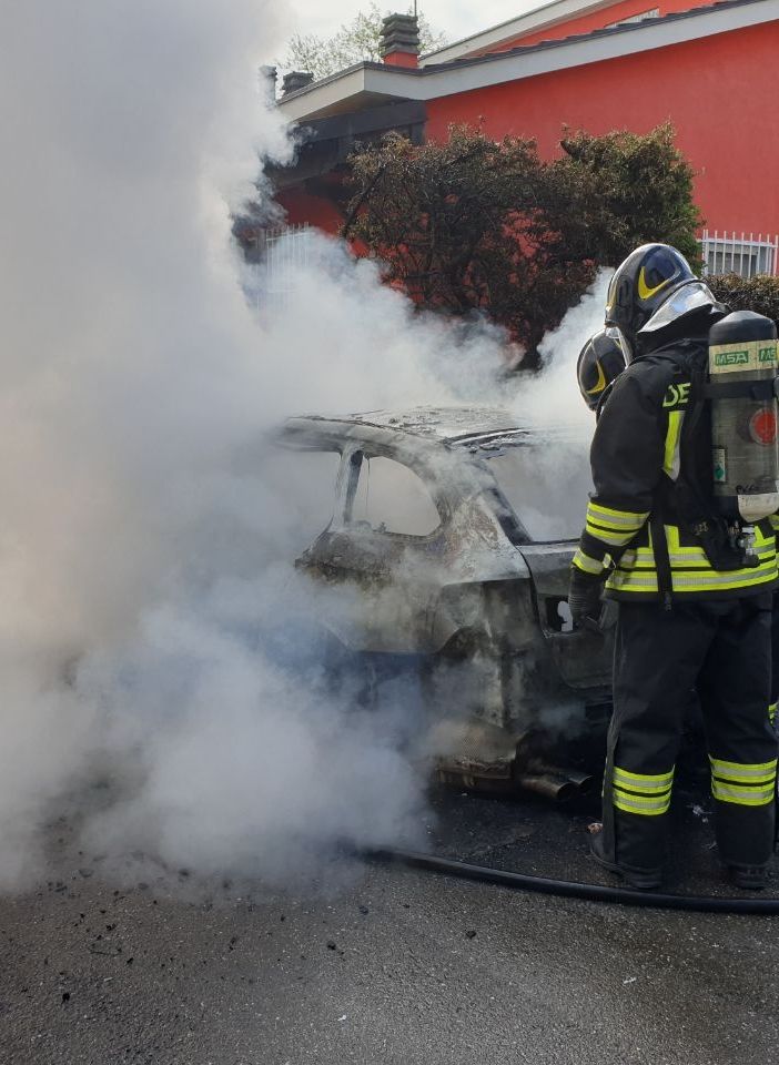 Stradella: incendio distrugge un auto in via san Lodovico