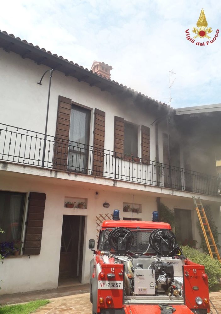 Vigevano: fiamme in un'abitazione di corso Milano, danni ingenti