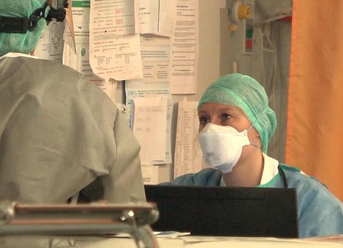 In Italia risalgono i positivi, quasi il doppio in 24 ore