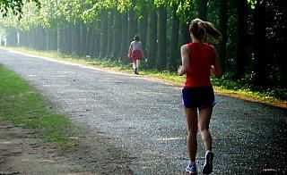 Il governo ha deciso: attività motorie solo vicino a casa, chiuse aree gioco e giardini pubblici. Ma la Lombardia chiede di più