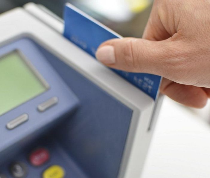 Pavia, shopping a scrocco con la carta di credito dell'anziano assistito: nei guai una badante