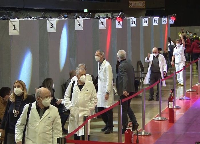 Covid-19, risale l'indice Rt in Italia è 0,95