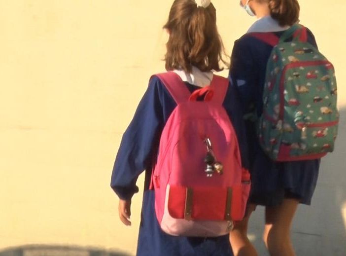 Scuola, mascherine anche al banco, due con il tempo pieno