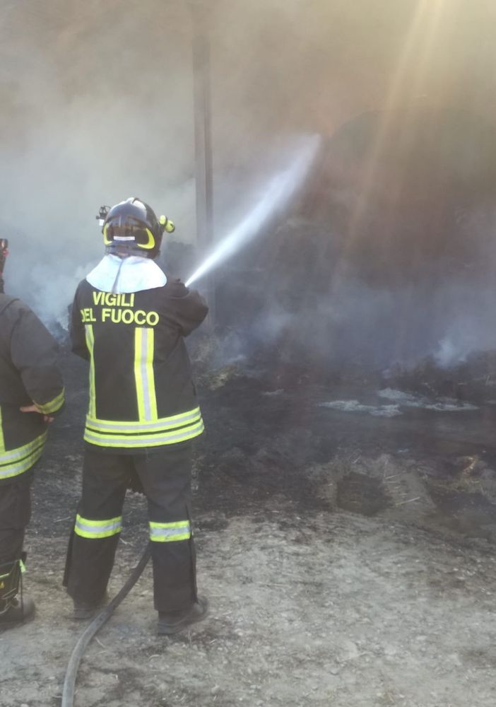 Mede: incendio in un fienile, Vigili del fuoco al lavoro per domare le fiamme