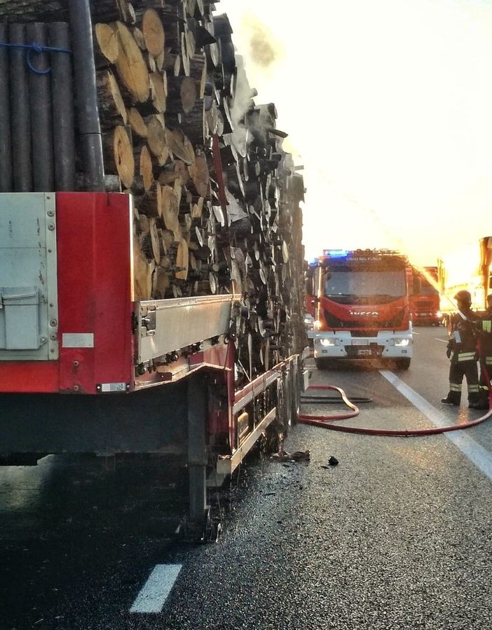 Oltrepò: in fiamme un semirimorchio carico di legname sulla Torino-Piacenza