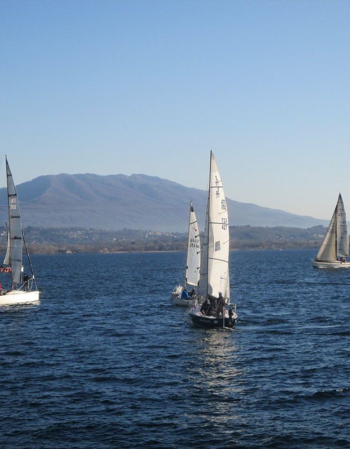 Veleggiare sul Lago Maggiore a Belgirate in inverno