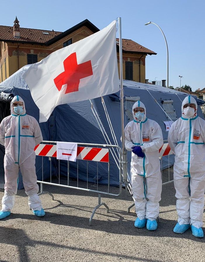 - (FOTONOTIZIA) - Vigevano: il personale della Croce Rossa presente al Pre-Triage all'esterno dell'ospedale Civile