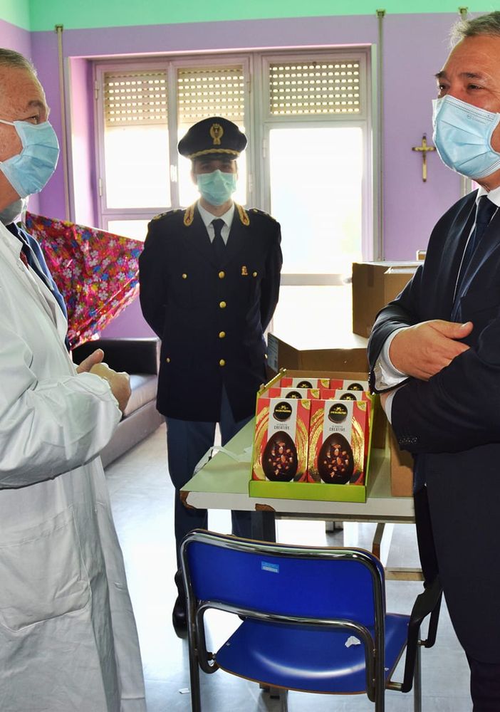 La Questura di Pavia dona uova di Pasqua ai bambini ricoverati nel reparto pediatrico del San Matteo