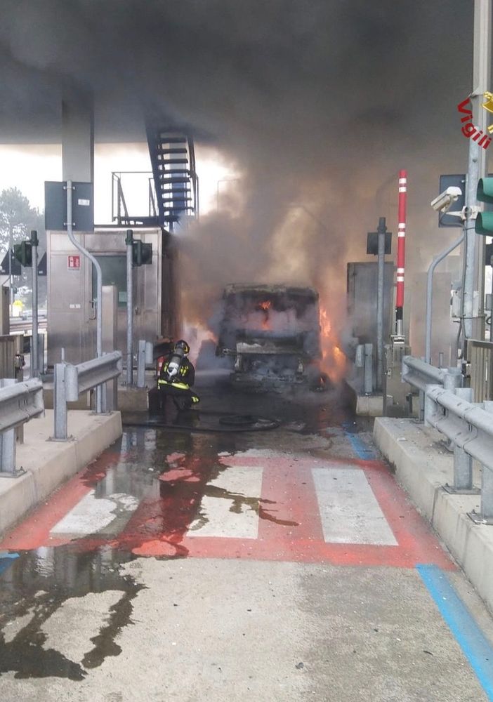 Gropello: il video dell'intervento dei Vigili del fuoco al casello autostradale della Milano-Genova